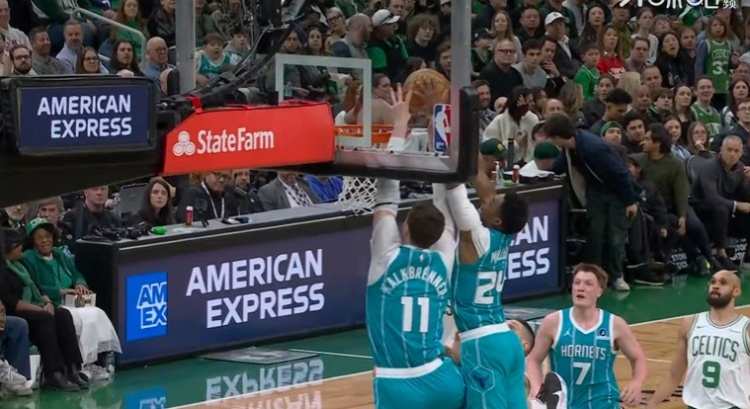 星空体育平台-抢着吃饼！克尼佩尔抛传米勒与卡尔克布伦纳同时起跳完成空接得分